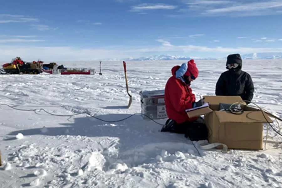 Descubrimiento-de-un-sistema-de-agua-subterranea-salada-debajo-de-la-corriente-de-hielo-Antartico-ATUK